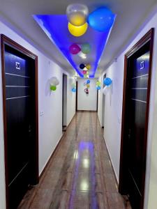 un pasillo con techo azul y un pasillo con puertas en OYO Hotel Oyo Sky Hills Near Chaudhary Charan Singh International Airport en Bijnaur