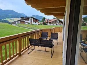 d'un balcon avec des chaises et une vue sur les montagnes. dans l'établissement Green Residence L I, à Wildschönau