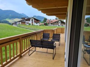 d'un balcon avec des chaises et une vue sur les montagnes. dans l'établissement Green Residence LM I, à Wildschönau