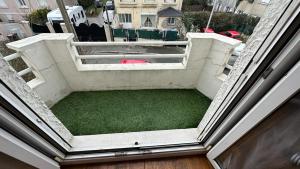 an overhead view of a patio with a red frisbee at Gabiro in Bondy