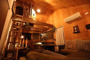 ein Wohnzimmer mit einer Leiter und einem Tisch in der Unterkunft Kamaitai Inn ONE and ONLY - Vacation STAY 65431v in Biei