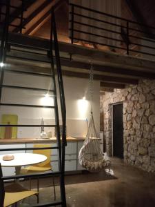 - une cuisine avec une table et un hamac dans la chambre dans l'établissement ZlatAir Twins, à Nova Varoš