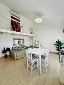 sala de estar con mesa blanca y sofá en Paradise Suite Cadaqués, en Bayahibe