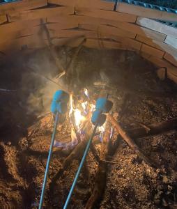 eine Gruppe von Stöcken, die über einem Feuer kochen in der Unterkunft Chalet Cerinza by Malaver in Cerinza