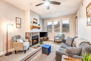 uma sala de estar com sofás e uma lareira em Cozy Crestview Condo em Park City