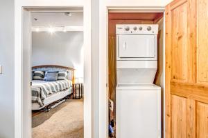 uma cozinha com um frigorífico e uma cama num quarto em Cozy Crestview Condo em Park City