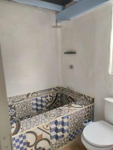 uma casa de banho com um WC e um lavatório em El chalet de Agnes em Villa de Leyva