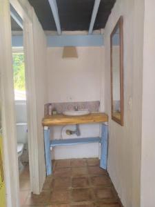 uma casa de banho com um lavatório e um espelho em El chalet de Agnes em Villa de Leyva