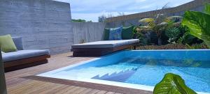 Bazén v ubytování Bombua Beach House nebo v jeho okolí