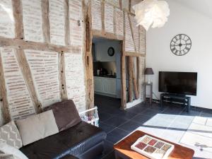 TV a/nebo společenská místnost v ubytování Gîte Val de Loire avec piscine chauffée, tennis, WIFI, BBQ - FR-1-590-125