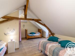 2 camas en una habitación con ático en Gîte Baugé en Anjou, 4 pièces, 11 personnes - FR-1-622-65, en Baugé
