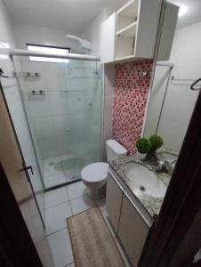 W łazience znajduje się prysznic, toaleta i umywalka. w obiekcie Apto 6 min da praia da Pajuçara w mieście Maceió