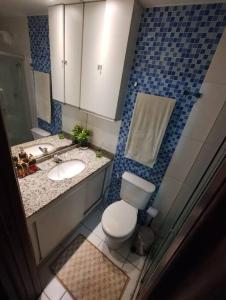małą łazienkę z toaletą i umywalką w obiekcie Apto 6 min da praia da Pajuçara w mieście Maceió