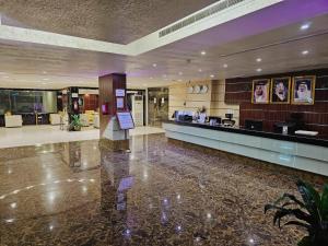 a lobby of a hotel with a counter in the middle at ليله ود للشقق المخدومة - Laylt wed in Jeddah