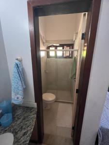 uma casa de banho com um WC e um chuveiro em Casa em Guarajuba em Camassari