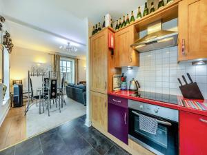 eine Küche mit einer roten Arbeitsplatte in der Unterkunft Moonlight Apartment - Uk46023 in Durham