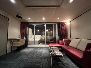 SKY Lmine Takeo LOVEHOTEL的休息区
