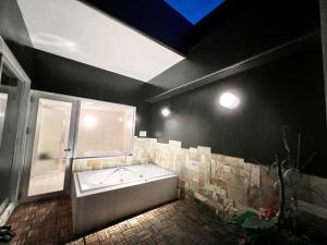 SKY Lmine Takeo LOVEHOTEL的一间浴室