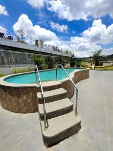 um conjunto de escadas que levam a uma piscina em CV Industrial Place em Antipolo