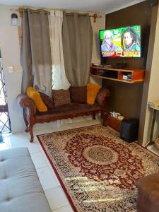 TV a/nebo společenská místnost v ubytování Zipcode Hideaway Guesthouse