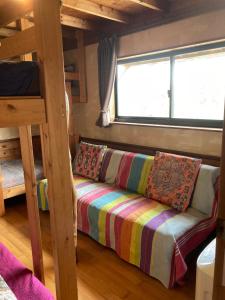 Rustic Resort Isumi / Vacation STAY 5447 في Isumi: أريكة في غرفة مع سرير بطابقين