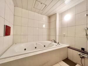 SKY Lmine Takeo LOVEHOTEL的一间浴室