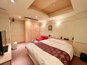 SKY Lmine Takeo LOVEHOTEL客房内的一张或多张床位