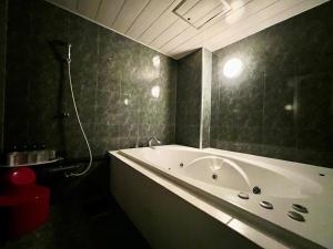 SKY Lmine Takeo LOVEHOTEL的一间浴室
