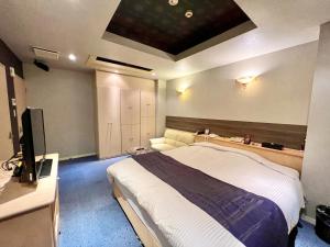 SKY Lmine Takeo LOVEHOTEL客房内的一张或多张床位