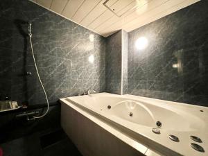 SKY Lmine Takeo LOVEHOTEL的一间浴室
