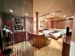 SKY Lmine Takeo LOVEHOTEL客房内的一张或多张床位
