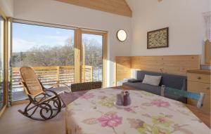 um quarto com uma cama e vista para uma varanda em 1 Bedroom Cozy Home In Gssing em Güssing