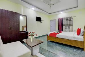 Кровать или кровати в номере Khushboo International Hotel