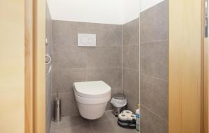 uma casa de banho com um WC e uma parede de azulejos em 1 Bedroom Cozy Home In Gssing em Güssing