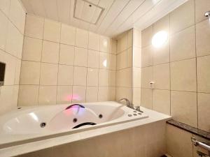 SKY Lmine Takeo LOVEHOTEL的一间浴室