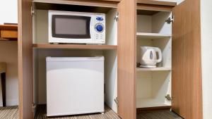a microwave and a refrigerator in a room at kisarazu bay Town Hotel in Kisarazu