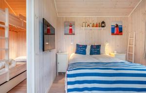 - une chambre dotée d'un lit avec des draps bleus et blancs dans l'établissement Cozy Home In Uddevalla With House A Panoramic View, à Sundsandvik