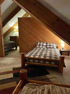 1 dormitorio con 1 cama grande en el ático en Chapel Forest Cabin en Shingleton