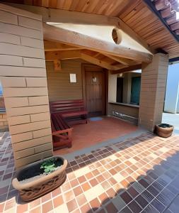 a patio with a bench and a potted plant at Cabaña Bechamel, Tapalpa in Tapalpa