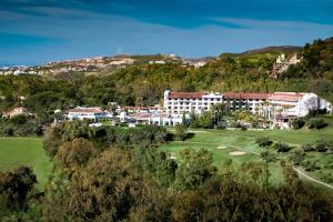 The Westin La Quinta Golf Resort & Spa, Benahavis, Marbella في مربلة: اطلالة جوية على منتجع مع ملعب قولف