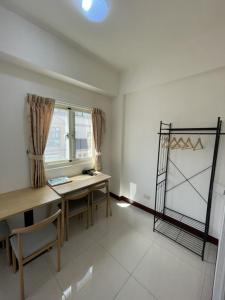 金寧鄉的住宿－斟酒園，客房设有桌椅和窗户。