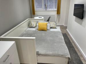 Habitación con sofá y almohadas. en Garden Close Suites en Ashford