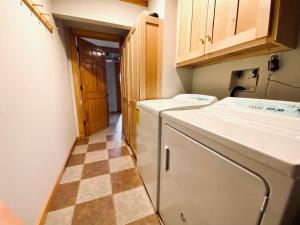 een kleine keuken met een wasmachine en droger. bij Lazy Moose Lodge in Malone