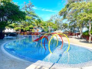 una piscina con un tobogán de agua en un parque en Apartamento en Santa Marta - Samaria club de playa, en Santa Marta