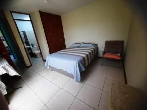 La Victoria的住宿－Apartamentos Los Incas，一间卧室配有一张床和一把椅子