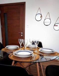 uma mesa com pratos e copos de vinho em EXCLUSIVO em Cochabamba