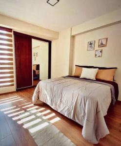 um quarto com uma cama grande num quarto em EXCLUSIVO em Cochabamba