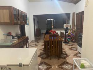 eine Küche mit einem Tisch und Stühlen im Zimmer in der Unterkunft Casa Marudá in Marapanim