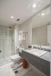 y baño con lavabo, aseo y ducha. en Cyclinn Faria Lima Pinheiros, en São Paulo