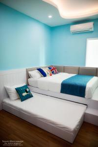 2 Betten in einem Zimmer mit blauen Wänden in der Unterkunft Pearl Rice Garden (European Style) in Sekinchan